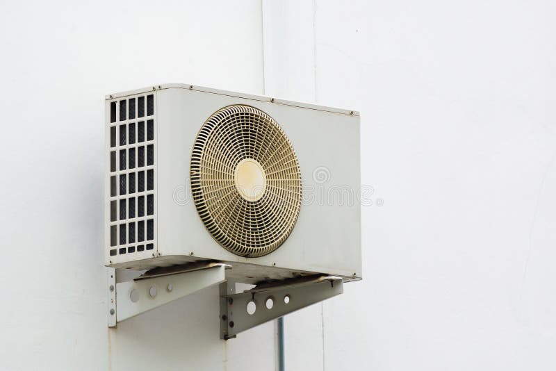 De eenheid van de airconditionercompressor op witte muur stock afbeeldingen De eenheid van de airconditionercompressor op witte muur stock afbeeldingen
