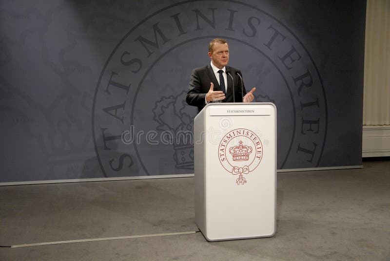 DE EERSTE MINISTER HOUDT PERSCONFERENTIE stock foto's DE EERSTE MINISTER HOUDT PERSCONFERENTIE stock foto's