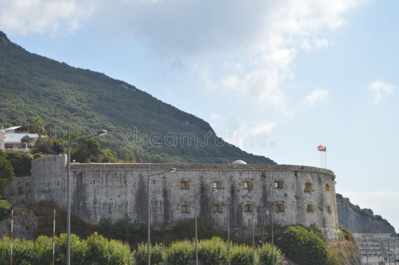 Is de 17de Eeuw van San Martin Fort Built In The Historisch Monument op de Maritieme Gang in Santoña 27 augustus, 2013 Santonia, stock afbeeldingen Is de 17de Eeuw van San Martin Fort Built In The Historisch Monument op de Maritieme Gang in Santoña 27 augustus, 2013 Santonia, stock afbeeldingen