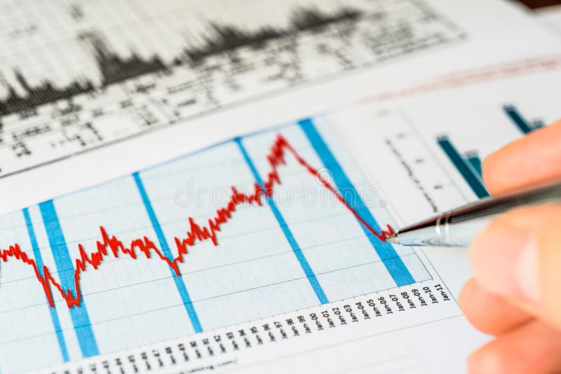 De effectenbeurs, analyse van de marktgegevens en schrijft royalty-vrije stock fotografie De effectenbeurs, analyse van de marktgegevens en schrijft royalty-vrije stock fotografie