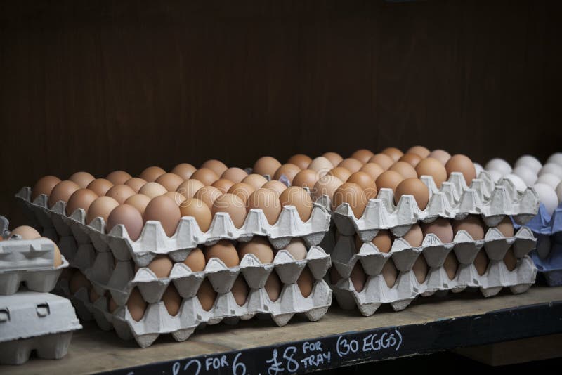 De Eieren in een kartondoos voor verkoop op de markt stock foto's De Eieren in een kartondoos voor verkoop op de markt stock foto's