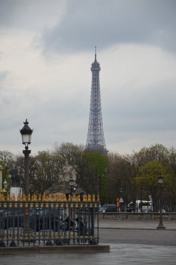 De eiffeltoren in parijs in frankrijk stock afbeeldingen