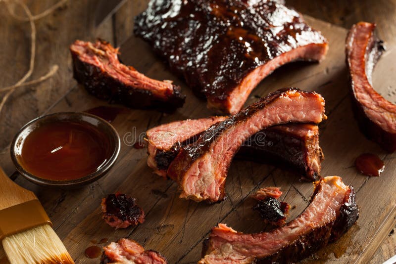 De eigengemaakte Gerookte Ribben van het Barbecuevarkensvlees royalty-vrije stock foto De eigengemaakte Gerookte Ribben van het Barbecuevarkensvlees royalty-vrije stock foto