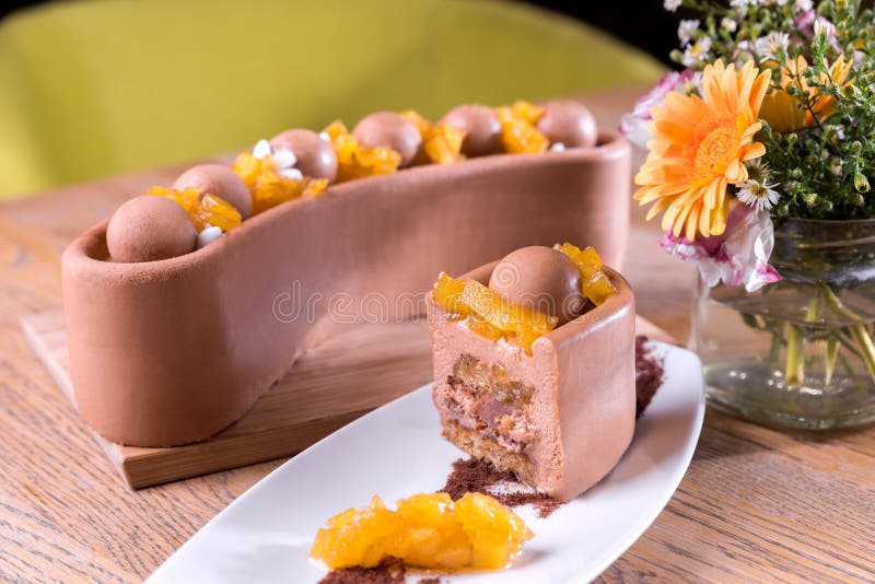 De eigengemaakte melkchocola en de kastanjes koeken - melkchocolamousse, ananasmarmelade, knapperige basis met hazelnoten en royalty-vrije stock fotografie De eigengemaakte melkchocola en de kastanjes koeken - melkchocolamousse, ananasmarmelade, knapperige basis met hazelnoten en royalty-vrije stock fotografie