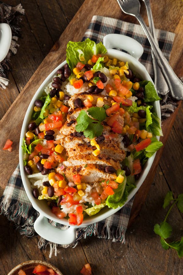De eigengemaakte Mexicaanse Kom van Kippenburrito royalty-vrije stock foto's De eigengemaakte Mexicaanse Kom van Kippenburrito royalty-vrije stock foto's