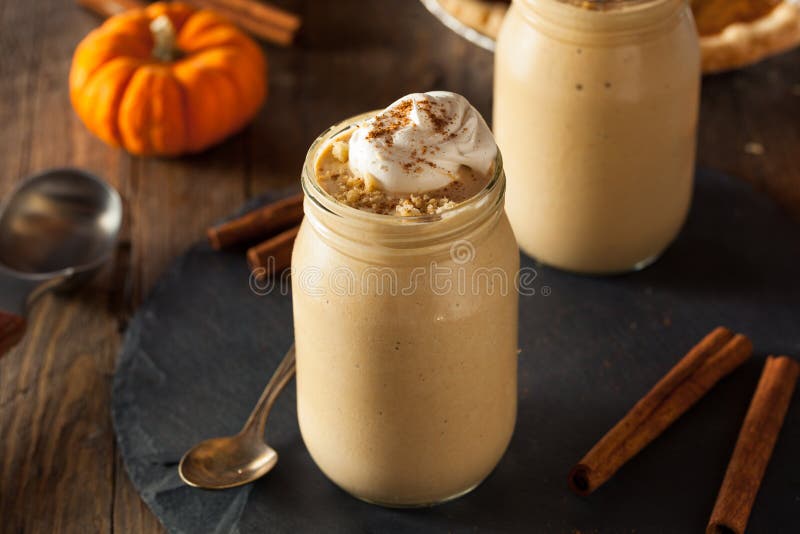 De eigengemaakte Milkshake van de Pompoenpastei stock foto De eigengemaakte Milkshake van de Pompoenpastei stock foto