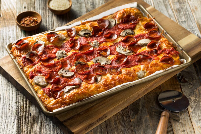 De eigengemaakte Pizza van de Stijlpepperonis van Detroit