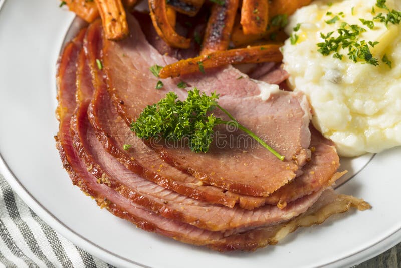 Zelfgemaakte geglazuurde Paasspiraalham stock afbeeldingen