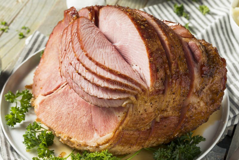 Zelfgemaakte geglazuurde spiraalsnede ham voor Pasen royalty-vrije stock foto