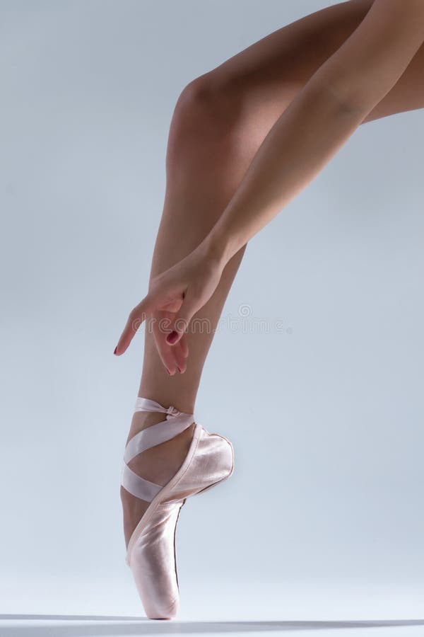 De elegante die danser van de vrouwenballerina op grijze achtergrond wordt geïsoleerd royalty-vrije stock foto De elegante die danser van de vrouwenballerina op grijze achtergrond wordt geïsoleerd royalty-vrije stock foto