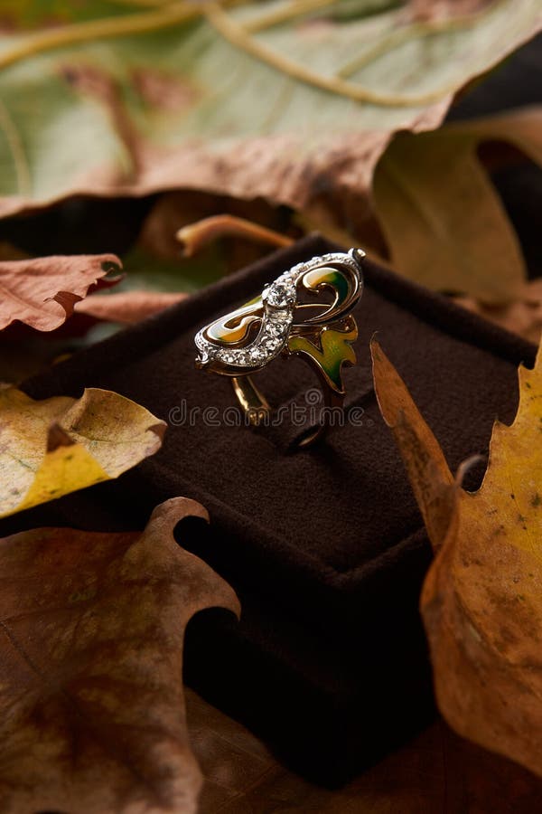 De elegante ring van de overeenkomstendiamant als liefde en huwelijksconcept, cl royalty-vrije stock fotografie De elegante ring van de overeenkomstendiamant als liefde en huwelijksconcept, cl royalty-vrije stock fotografie