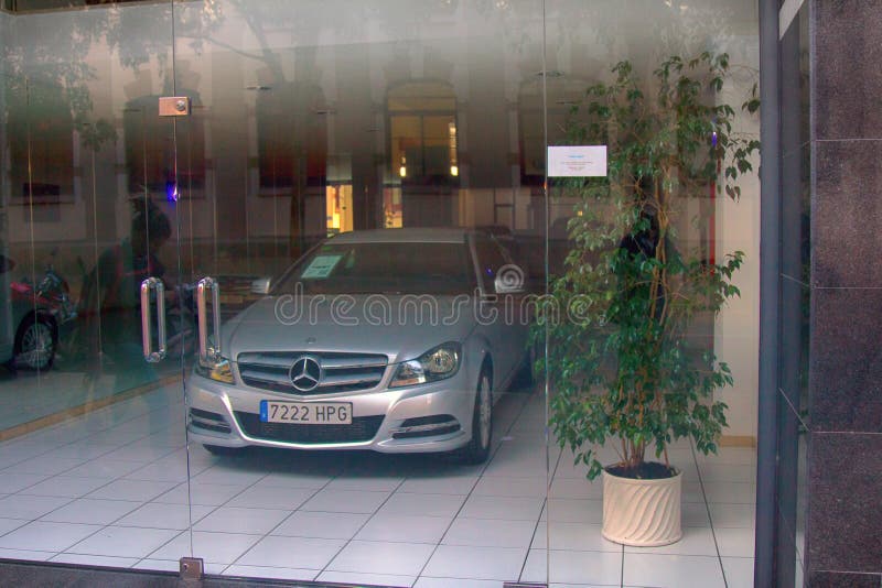 De elektrische auto van Mercedes voor verkoop in de toonzaal van het bedrijf stock fotografie De elektrische auto van Mercedes voor verkoop in de toonzaal van het bedrijf stock fotografie
