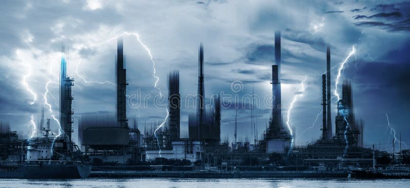 De elektrische centralesindustrie en bliksemonweersbui stock foto De elektrische centralesindustrie en bliksemonweersbui stock foto