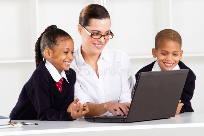 De elementaire computer van het leraarsonderwijs royalty-vrije stock afbeelding De elementaire computer van het leraarsonderwijs royalty-vrije stock afbeelding