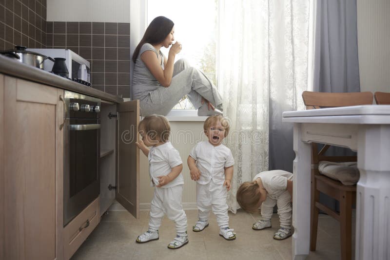 De enige veilige plaats om koffie voor de moeder met vele kinderen te drinken royalty-vrije stock foto's De enige veilige plaats om koffie voor de moeder met vele kinderen te drinken royalty-vrije stock foto's