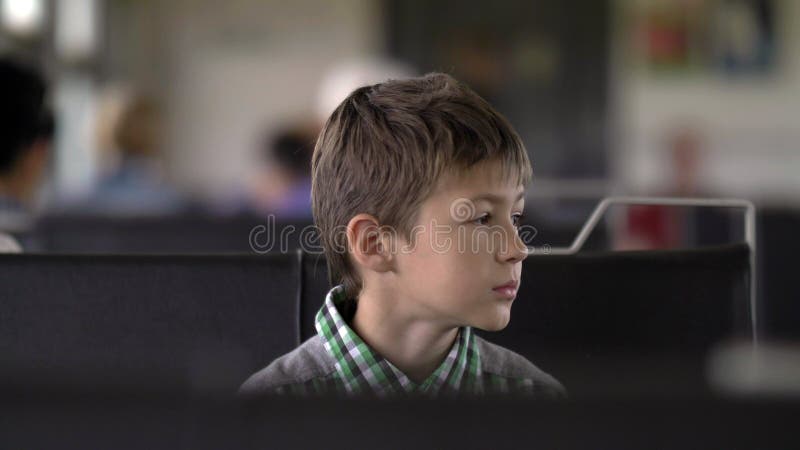 De ernstige jongen reist door trein, heeft pret royalty-vrije stock foto's De ernstige jongen reist door trein, heeft pret royalty-vrije stock foto's