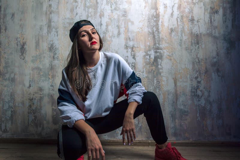 De ernstige koele zitting van de hiphopdanser op de vloer stock foto's De ernstige koele zitting van de hiphopdanser op de vloer stock foto's