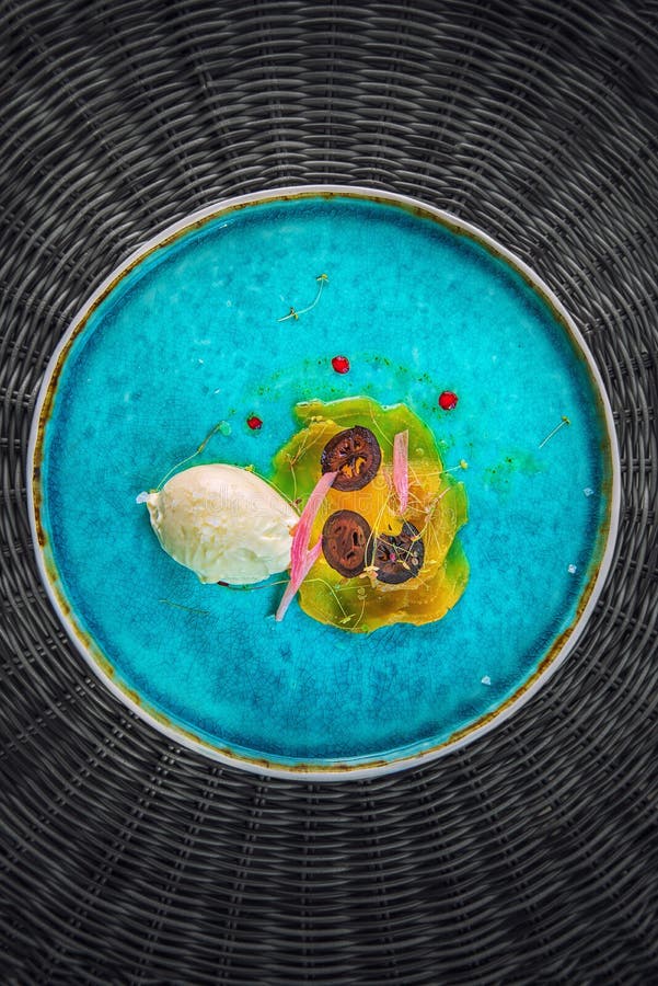De exclusieve kaasmousse met gemarineerde okkernoten en gouden bieten diende op turkooise plaat, hoogste gastronomie stock foto De exclusieve kaasmousse met gemarineerde okkernoten en gouden bieten diende op turkooise plaat, hoogste gastronomie stock foto
