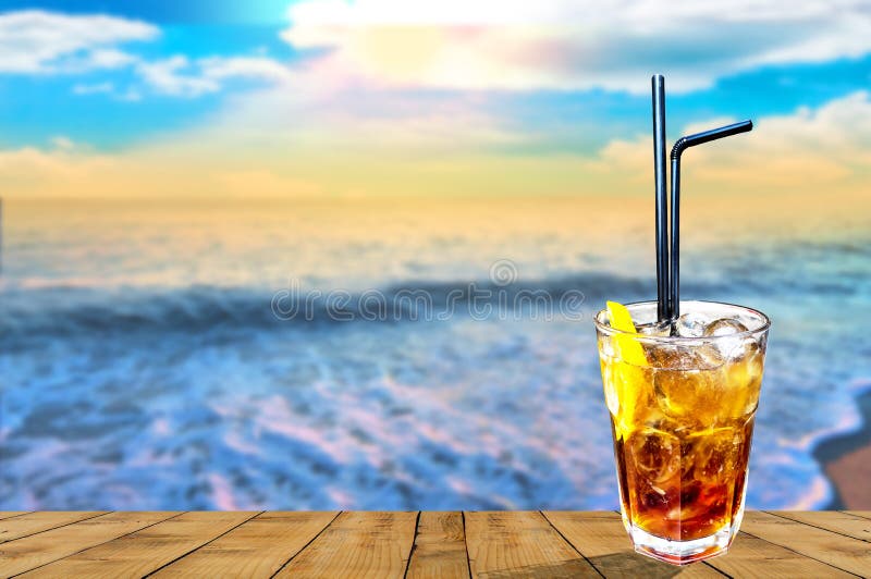 De exotische smakelijke cocktail van Cuba libre met mooie zonsondergangachtergrond stock afbeelding De exotische smakelijke cocktail van Cuba libre met mooie zonsondergangachtergrond stock afbeelding