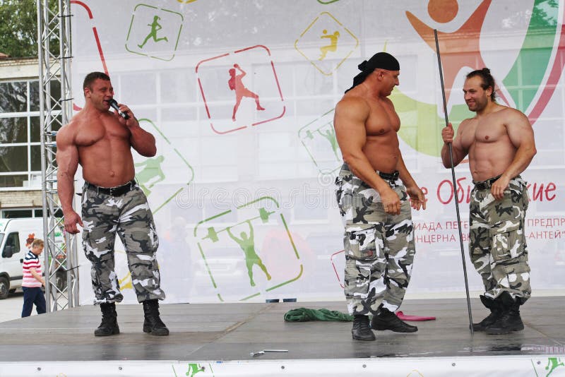 De extreme kracht toont Russische Ridders Toon bodybuildersatleten royalty-vrije stock afbeeldingen De extreme kracht toont Russische Ridders Toon bodybuildersatleten royalty-vrije stock afbeeldingen