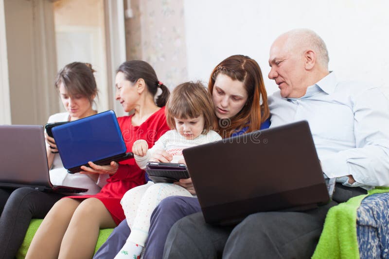 De familie die van meerdere generaties laptops met behulp van