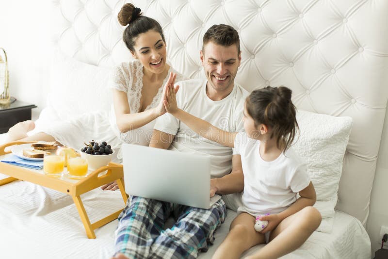 De familie heeft het meest breakfest op het bed royalty-vrije stock foto's