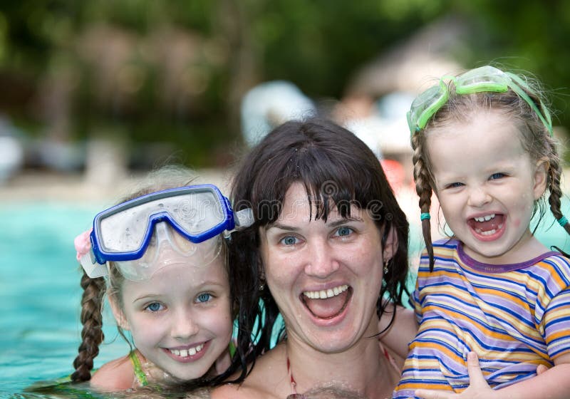 De familie heeft rust in pool. royalty-vrije stock afbeeldingen De familie heeft rust in pool. royalty-vrije stock afbeeldingen