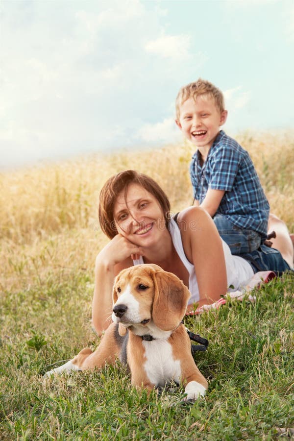 De familie met hond heeft een kalme vrije tijd openlucht royalty-vrije stock foto De familie met hond heeft een kalme vrije tijd openlucht royalty-vrije stock foto