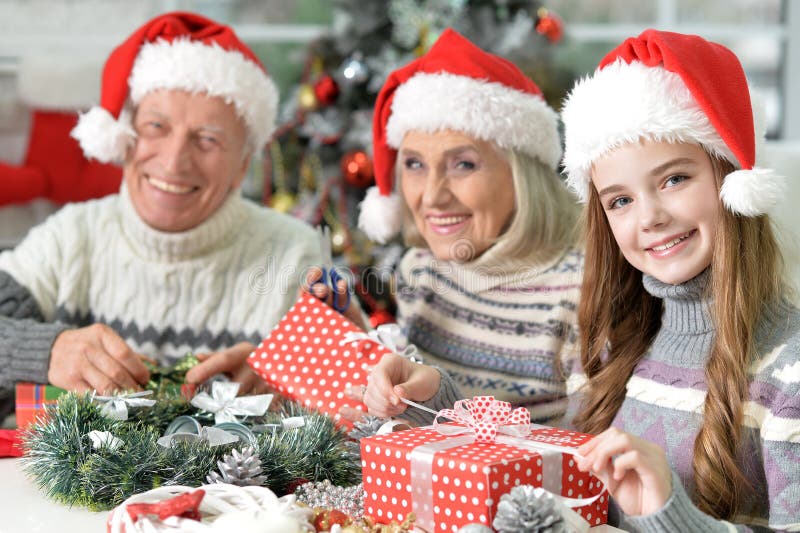 De familie met Kerstmis stelt voor stock fotografie De familie met Kerstmis stelt voor stock fotografie