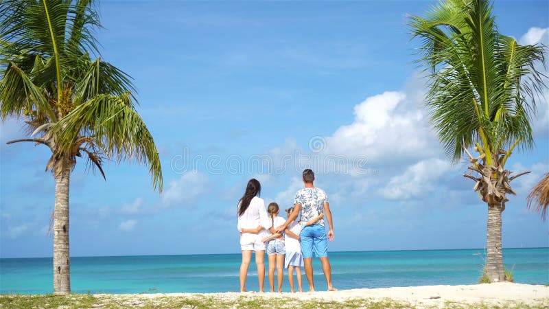 De familie op het strand op Caraïbische vakantie heeft pret