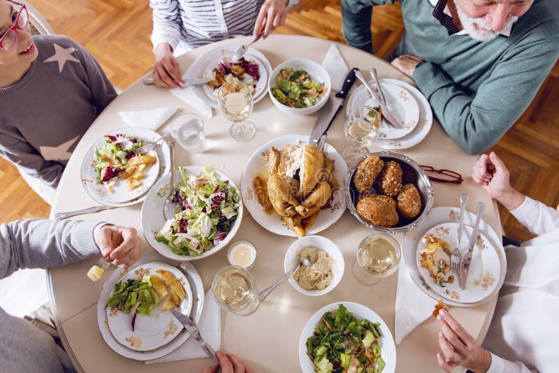 De familie verzamelde zich over Kerstmisvakantie, vierend, hebbend lunch royalty-vrije stock fotografie De familie verzamelde zich over Kerstmisvakantie, vierend, hebbend lunch royalty-vrije stock fotografie