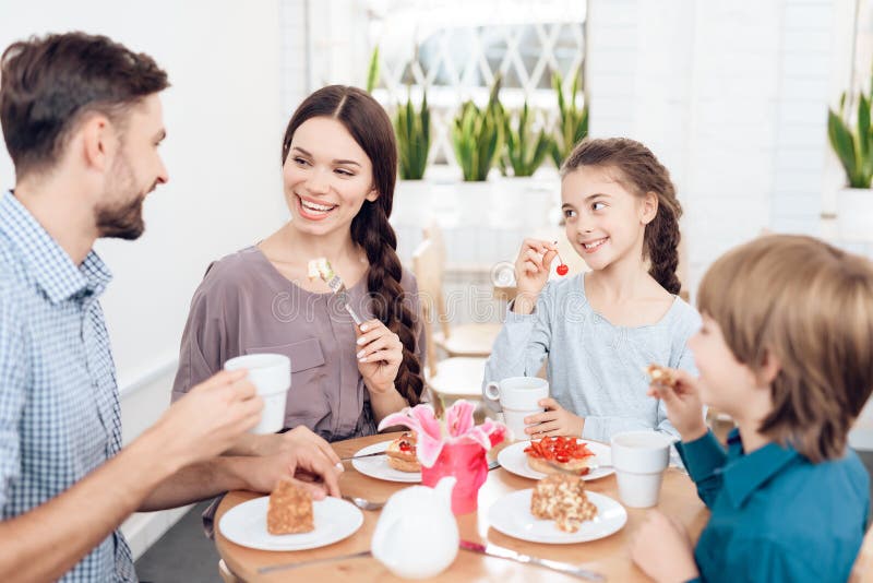 De familie viert samen de vakantie op 8 Maart stock afbeelding De familie viert samen de vakantie op 8 Maart stock afbeelding
