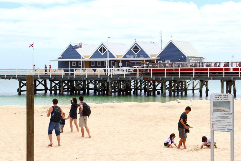 De families en de kinderen hebben pret bij het strand van Busselton-Pier, Westelijk Australië royalty-vrije stock fotografie De families en de kinderen hebben pret bij het strand van Busselton-Pier, Westelijk Australië royalty-vrije stock fotografie