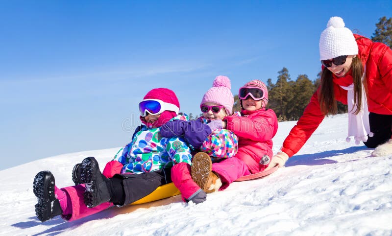 De familiewinter het spelen stock afbeelding De familiewinter het spelen stock afbeelding
