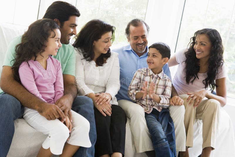 Een familie uit het Midden-Oosten zit samen royalty-vrije stock foto's