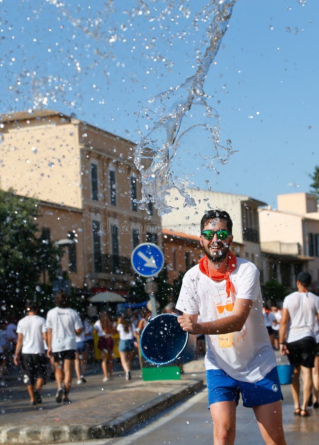 De feestneuzen tijdens water vechten in Santa Maria in de verticaal van Mallorca royalty-vrije stock afbeelding De feestneuzen tijdens water vechten in Santa Maria in de verticaal van Mallorca royalty-vrije stock afbeelding