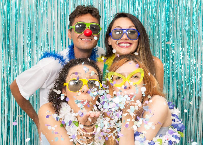 De feestneuzen vieren Carnaval in Brazilië De meisjes blazen mede stock afbeelding De feestneuzen vieren Carnaval in Brazilië De meisjes blazen mede stock afbeelding