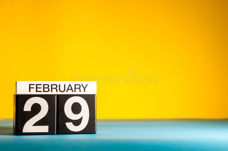 29 de fevereiro Dia 29 do mês de fevereiro, calendário no fundo amarelo Tempo de inverno, pulo-ano Espaço vazio para o texto