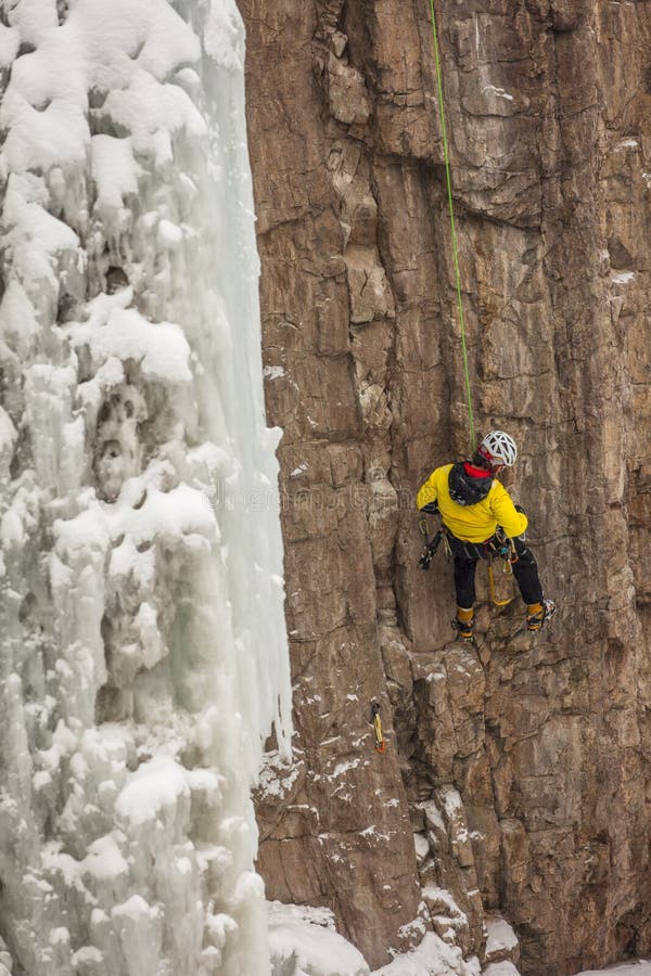 19 DE FEVEREIRO DE 2019, OURAY COLORADO EUA - o montanhista de gelo em Ouray Colorado escala o gelo do inverno fotos de stock 19 DE FEVEREIRO DE 2019, OURAY COLORADO EUA - o montanhista de gelo em Ouray Colorado escala o gelo do inverno fotos de stock
