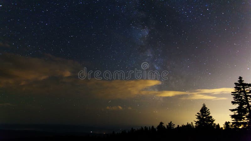 De Film van de tijdtijdspanne van Melkweg met het Bewegen van Wolken en Shooting Stars bij Nacht van Lariksberg in Portland Orego