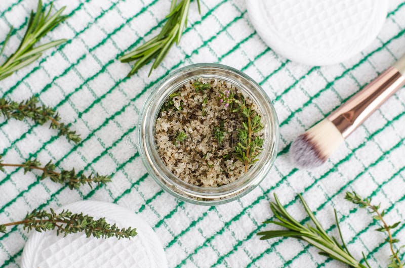 De fines herbes faits maison frottent le pied pour imbiber ou le sel de bain du romarin, du thym, du sel de mer et de l'huile d'o images libres de droits De fines herbes faits maison frottent le pied pour imbiber ou le sel de bain du romarin, du thym, du sel de mer et de l'huile d'o images libres de droits