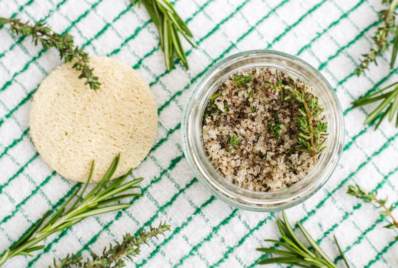 De fines herbes faits maison frottent le pied pour imbiber ou le sel de bain du romarin, du thym, du sel de mer et de l'huile d'o image stock De fines herbes faits maison frottent le pied pour imbiber ou le sel de bain du romarin, du thym, du sel de mer et de l'huile d'o image stock