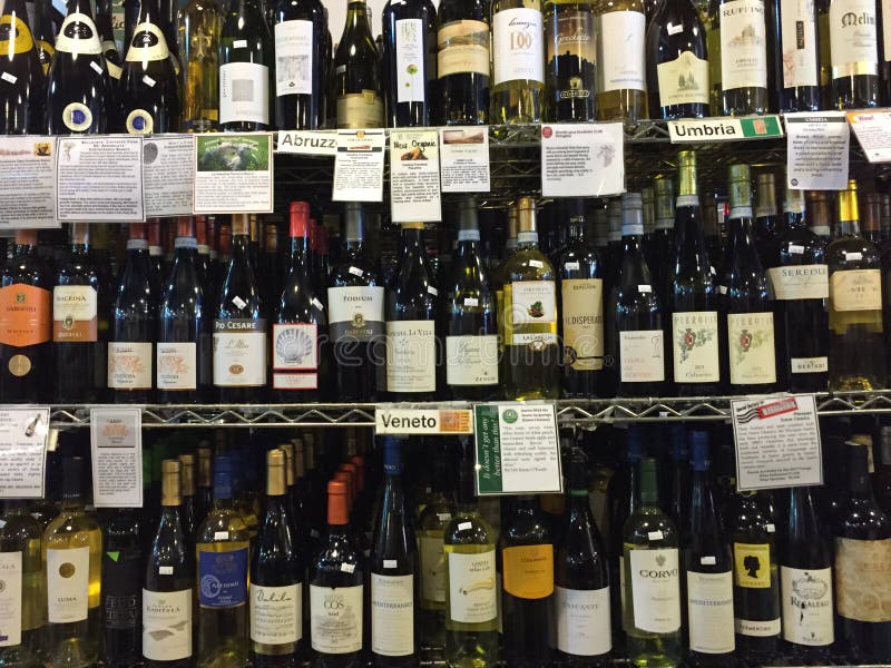De fles van Nice wijn bij planken het verkopen stock foto's De fles van Nice wijn bij planken het verkopen stock foto's