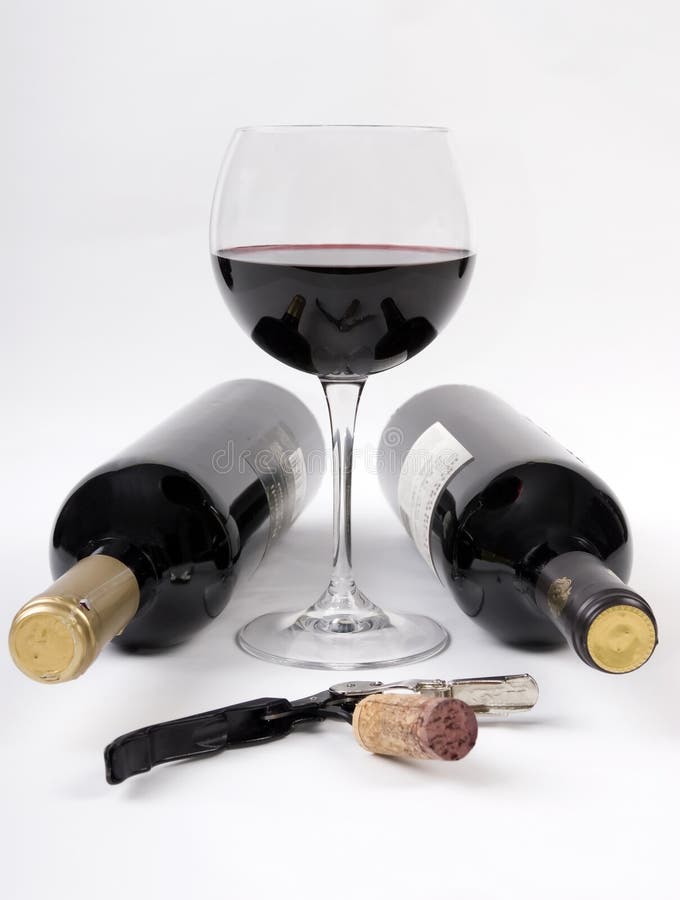 De flessen van de wijn en een glas rode wijn royalty-vrije stock afbeeldingen De flessen van de wijn en een glas rode wijn royalty-vrije stock afbeeldingen