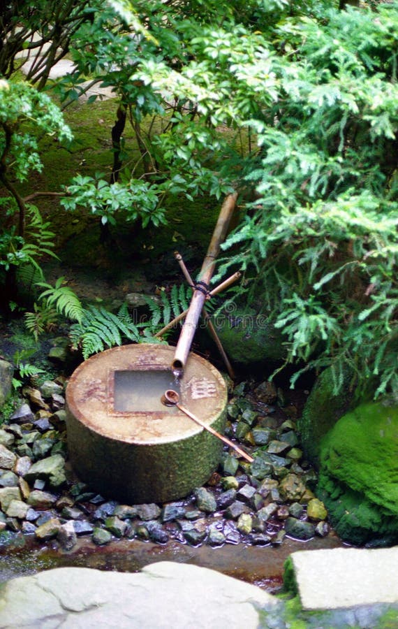De Fontein van het bamboe in Ryoanji in Kyoto stock foto's De Fontein van het bamboe in Ryoanji in Kyoto stock foto's