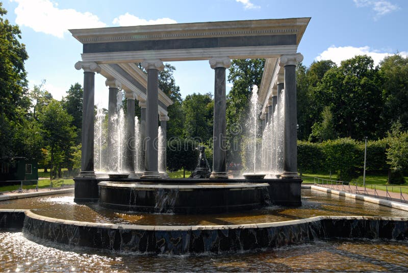 De fontein van Peterhof. De cascade van de leeuw.