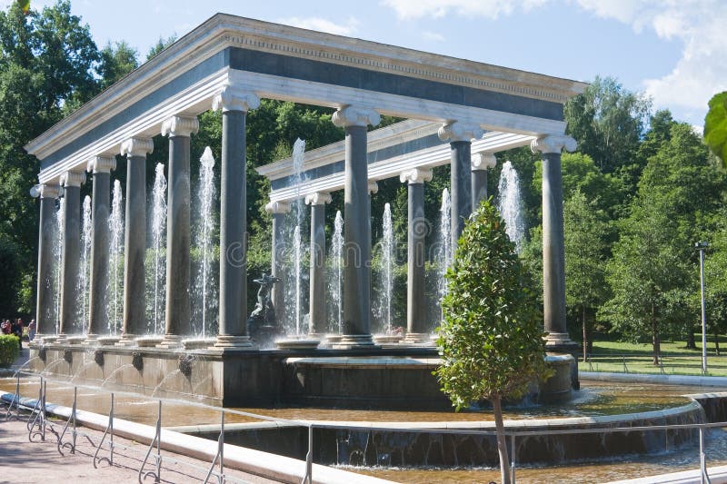 De fontein van Peterhof. St. Petersburg, Rusland.