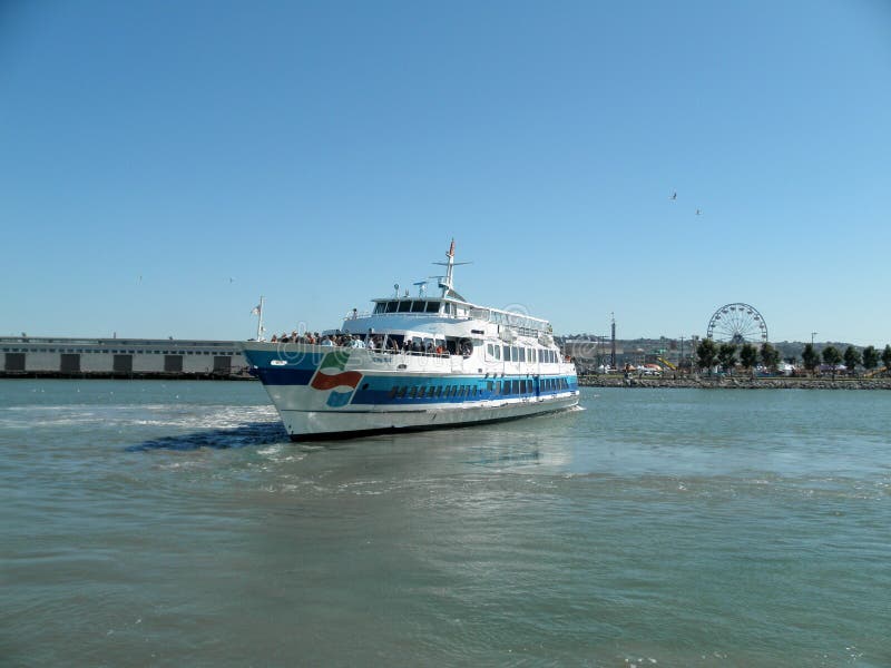 De forenzenveerboot trekt zich van pijler in Opdrachtbaai San Francisco terug royalty-vrije stock afbeelding De forenzenveerboot trekt zich van pijler in Opdrachtbaai San Francisco terug royalty-vrije stock afbeelding