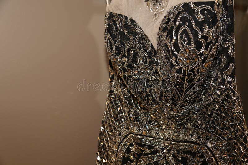 De formele kledingstukindustrie die buitensporige toga's voor Nieuwjaren of Prom vervaardigen! royalty-vrije stock afbeeldingen De formele kledingstukindustrie die buitensporige toga's voor Nieuwjaren of Prom vervaardigen! royalty-vrije stock afbeeldingen