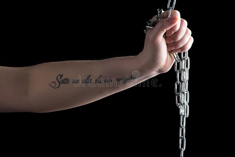 De foto van de hand van de vrouw met ketting en tatoegering, ging weg stock afbeelding De foto van de hand van de vrouw met ketting en tatoegering, ging weg stock afbeelding